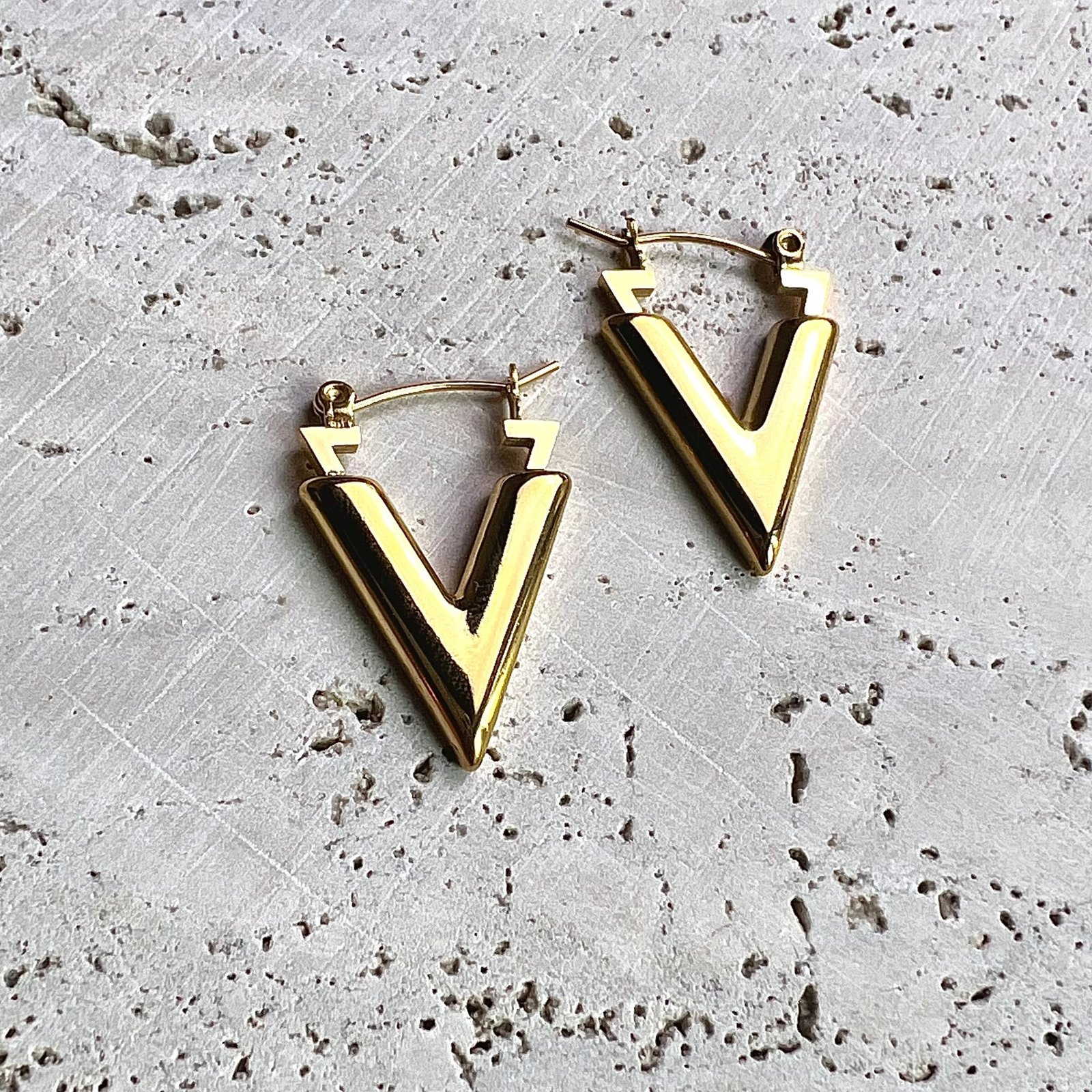Gold V-drops